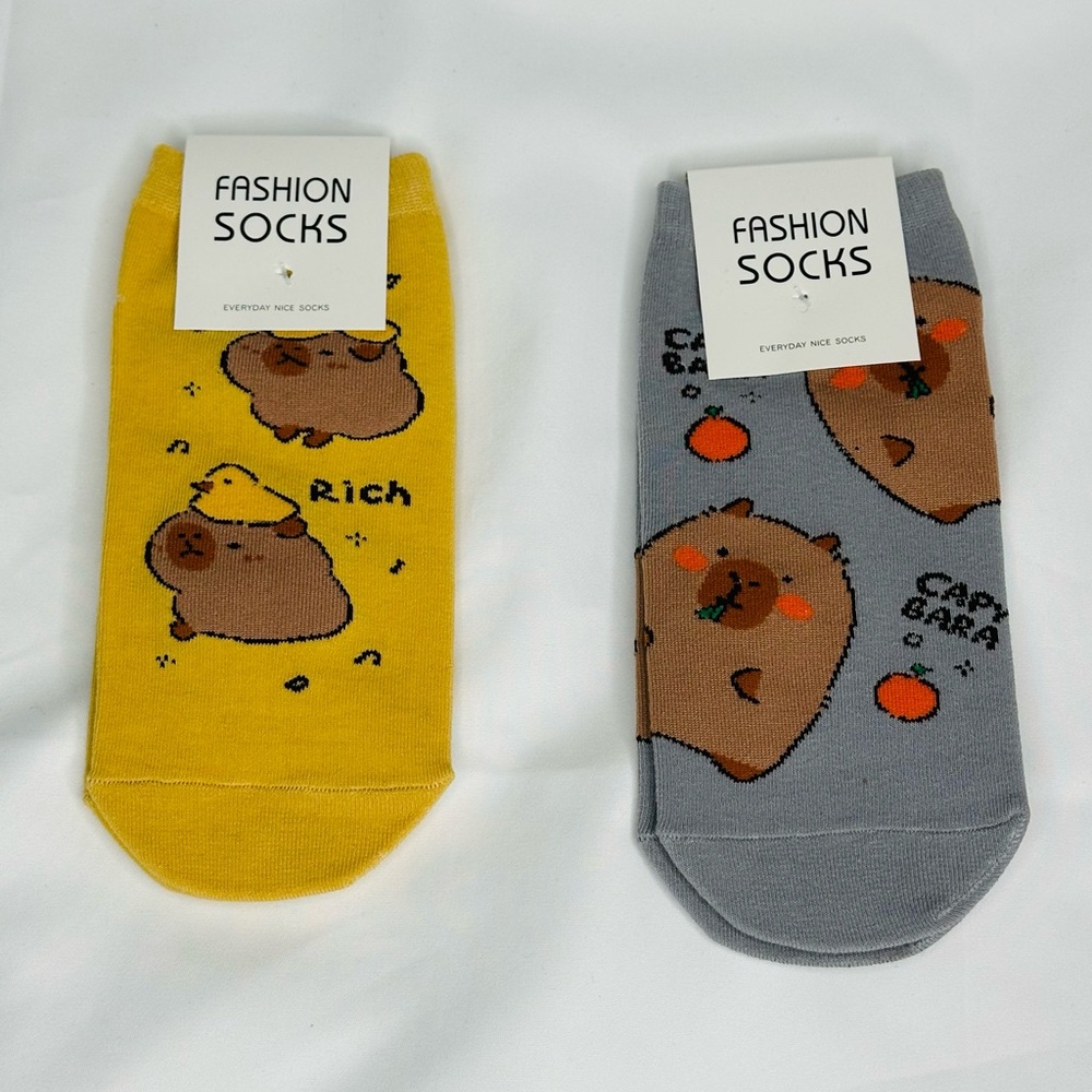 Capybara Comfortable And Versatile Women's Short 2 Socks Bundle